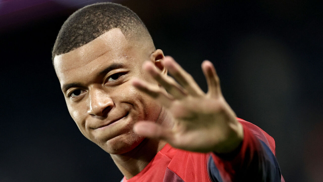 Paris Saint-Germain's French forward #07 Kylian Mbappe waves as he warms up before the French L1 football match between Paris Saint-Germain (PSG) and Olympique de Marseille (OM) at The Parc des Princes Stadium in Paris on September 24, 2023.