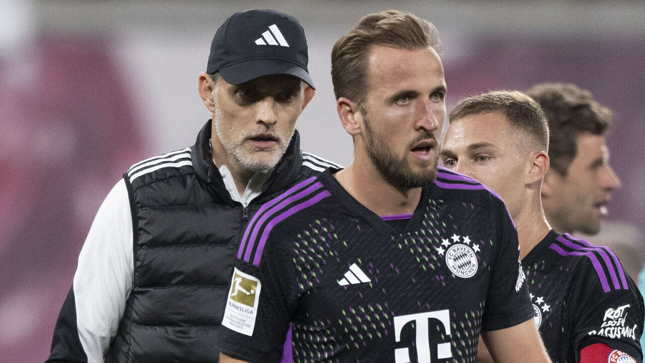 30 September 2023, Saxony, Leipzig: Soccer, Bundesliga, Matchday 6, RB Leipzig - Bayern Munich, Red Bull Arena. Bayern coach Thomas Tuchel (l-r), Harry Kane and Joshua Kimmich react after the match. Photo: Hendrik Schmidt/dpa - IMPORTANT NOTE: In accordance with the requirements of the DFL Deutsche Fußball Liga and the DFB Deutscher Fußball-Bund, it is prohibited to use or have used photographs taken in the stadium and/or of the match in the form of sequence pictures and/or video-like photo series.
