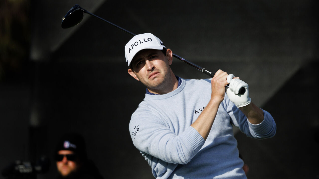 PACIFIC PALISADES, CA - FEBRUARY 16, 2024: Leader Patrick Cantlay hits his tee shot on the 15th hole during the second round of the Genesis Invitational at Riviera Country Club on February 16, 2024 in Pacific Palisades, California.(Gina Ferazzi / Los Angeles Times via Getty Images)