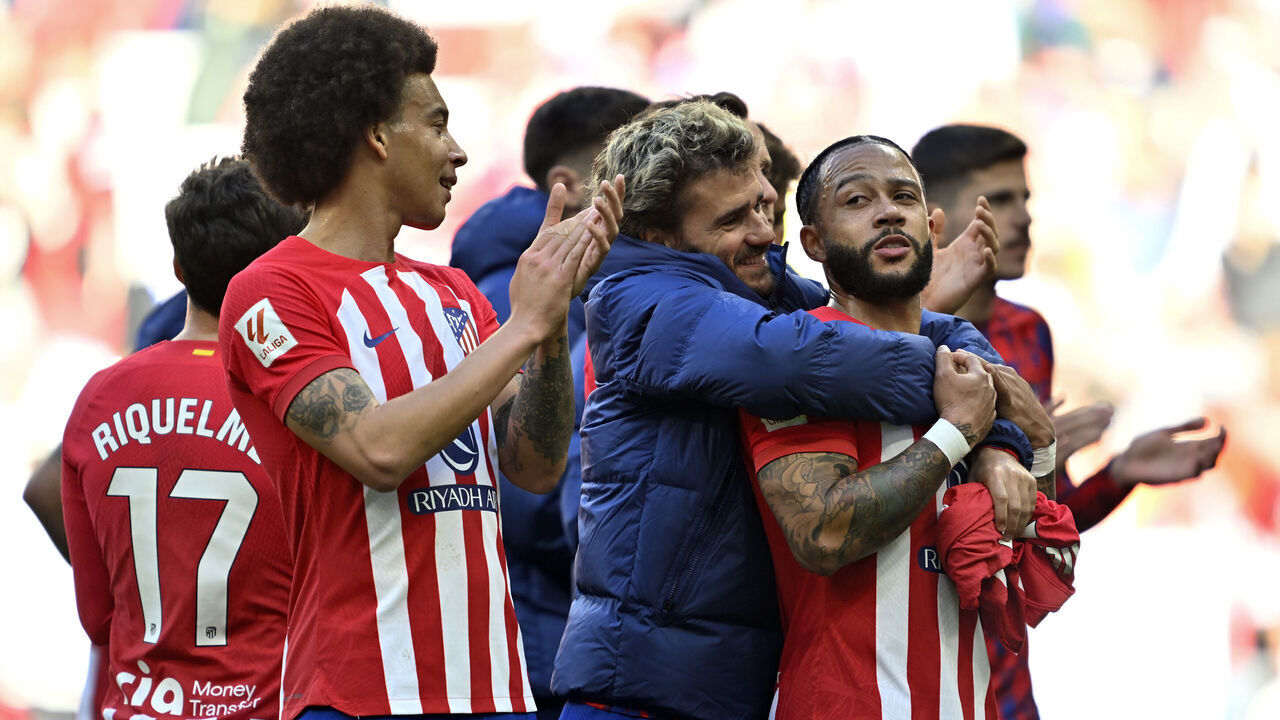 MADRID, SPAIN - FEBRUARY 17: Axel Witsel (L), Antoine Griezmann (C), Memphis Depay (R) and players of Atletico Madrid celebrate their victory at the end of the La Liga week 25 football match between Atletico Madrid and Las Palmas at Civitas Metropolitano Stadium in Madrid, Spain on February 17, 2024.