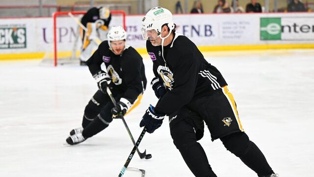 Jagr practices with Penguins before jersey retirement