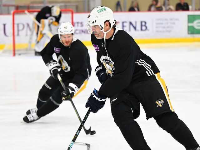 Jagr practices with Penguins before jersey retirement