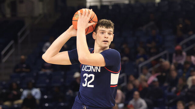 CHICAGO, ILLINOIS - FEBRUARY 14: Donovan Clingan #32 of the Connecticut Huskies looks to pass during the first half \add at Wintrust Arena on February 14, 2024 in Chicago, Illinois.