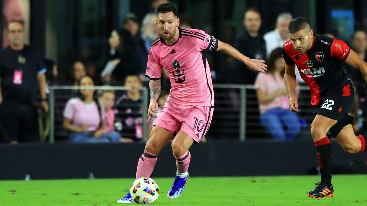 FORT LAUDERDALE, FL - FEBRUARY 15: Inter Miami Forward Lionel Leo Messi (10) controls the ball during the preseason match between Inter Miami CF vs Newell's Old Boys on February 15, 2024 at DRV PNK Stadium in Fort Lauderdale, Florida.