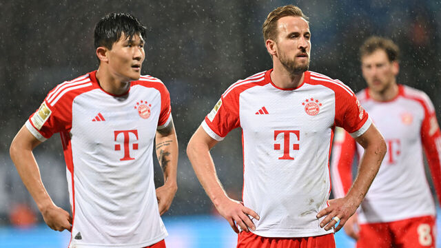 18 February 2024, North Rhine-Westphalia, Bochum: Soccer: Bundesliga, VfL Bochum - Bayern Munich, Matchday 22, Vonovia Ruhrstadion. Munich's Minjae Kim and Harry Kane after the match. Photo: David Inderlied/dpa - IMPORTANT NOTE: In accordance with the regulations of the DFL German Football League and the DFB German Football Association, it is prohibited to utilize or have utilized photographs taken in the stadium and/or of the match in the form of sequential images and/or video-like photo series.