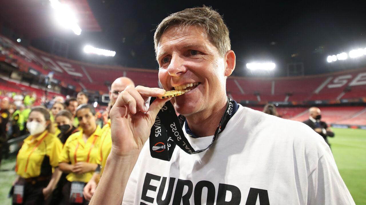 SEVILLE, SPAIN - MAY 18: Oliver Glasner, Head Coach of Eintracht Frankfurt celebrates by biting their UEFA Europa League winners medal following victory in the UEFA Europa League final match between Eintracht Frankfurt and Rangers FC at Estadio Ramon Sanchez Pizjuan on May 18, 2022 in Seville, Spain.