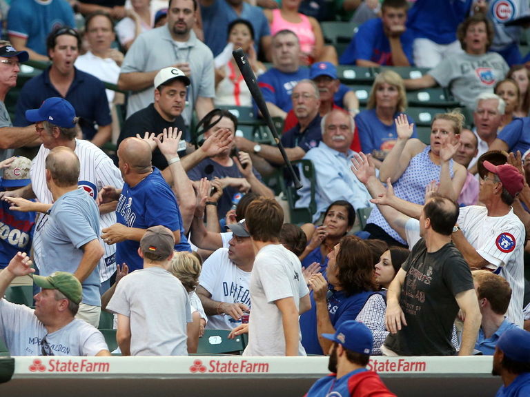 PHOTO: Jack White goes to a Cubs game and hates it | theScore.com