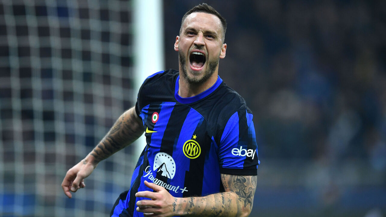 MILAN, ITALY - FEBRUARY 20: Marko Arnautovic of FC Internazionale celebrates scoring his team's first goal during the UEFA Champions League 2023/24 round of 16 first leg match between FC Internazionale and Atletico Madrid at Stadio Giuseppe Meazza on February 20, 2024 in Milan, Italy.