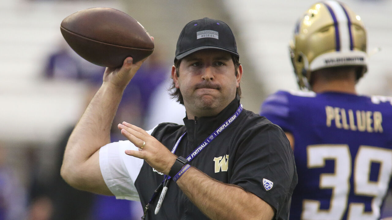 SEATTLE, WA - SEPTEMBER 03: Washington Huskies tight end coach Nick Sheridan runs warm up drills before a college football game between the Kent State Golden Flashes and the Washington Huskies on September 03, 2022, at Husky Stadium in Seattle, WA.