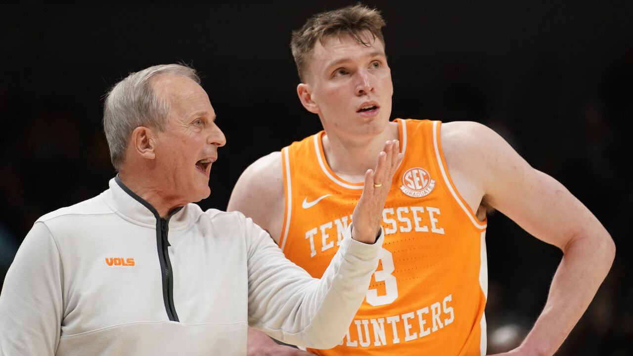 COLUMBIA, MISSOURI - FEBRUARY 20: Head coach Rick Barnes of the Tennessee Volunteers talks with Dalton Knecht #3 during action against the Missouri Tigers in the second half at Mizzou Arena on February 20, 2024 in Columbia, Missouri.