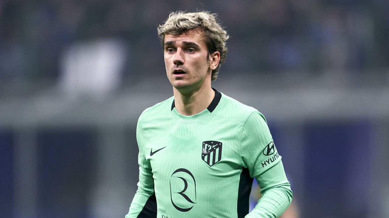 MILAN, ITALY - FEBRUARY 20: Antoine Griezmann of Atletico de Madrid looks on during the UEFA Champions League 2023/24 round of 16 first leg match between FC Internazionale and Atletico de Madrid at Stadio Giuseppe Meazza on February 20, 2024 in Milan, Italy.