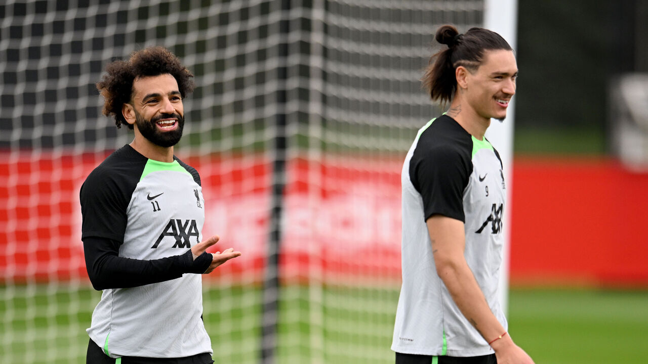 KIRKBY, ENGLAND - SEPTEMBER 28: (THE SUN OUT, THE SUN ON SUNDAY OUT) Mohamed Salah and Darwin Nunez of Liverpool during a training session at AXA Training Centre on September 28, 2023 in Kirkby, England.