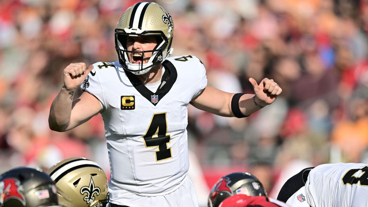 TAMPA, FLORIDA - DECEMBER 31: Derek Carr #4 of the New Orleans Saints calls a play during the third quarter against the Tampa Bay Buccaneers at Raymond James Stadium on December 31, 2023 in Tampa, Florida.