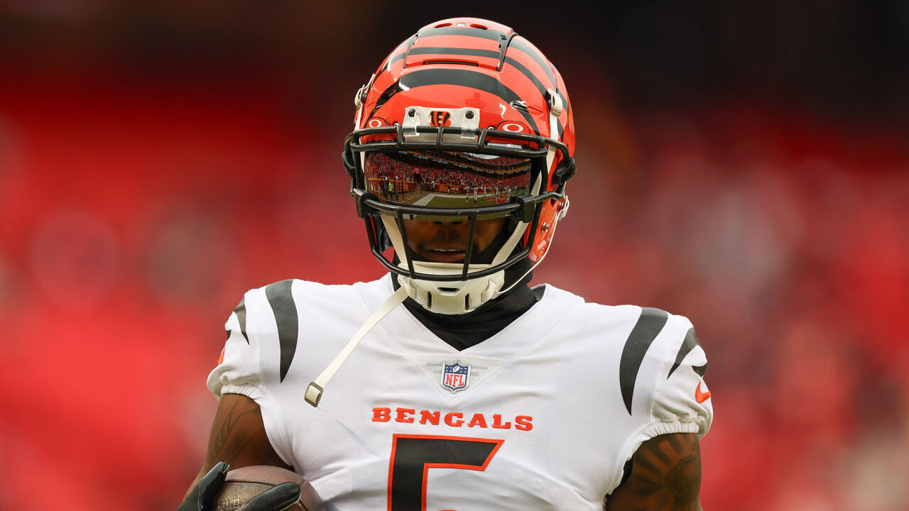 KANSAS CITY, MO - DECEMBER 31: Cincinnati Bengals wide receiver Tee Higgins (5) before an NFL game between the Cincinnati Bengals and Kansas City Chiefs on Dec 31, 2023 at GEHA Field at Arrowhead Stadium in Kansas City, MO.