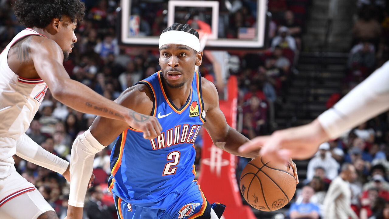 HOUSTON, TX - FEBRUARY 25: Shai Gilgeous-Alexander #2 of the Oklahoma City Thunder goes to the basket during the game on February 25, 2024 at the Toyota Center in Houston, Texas. Mandatory Copyright Notice: Copyright 2024 NBAE