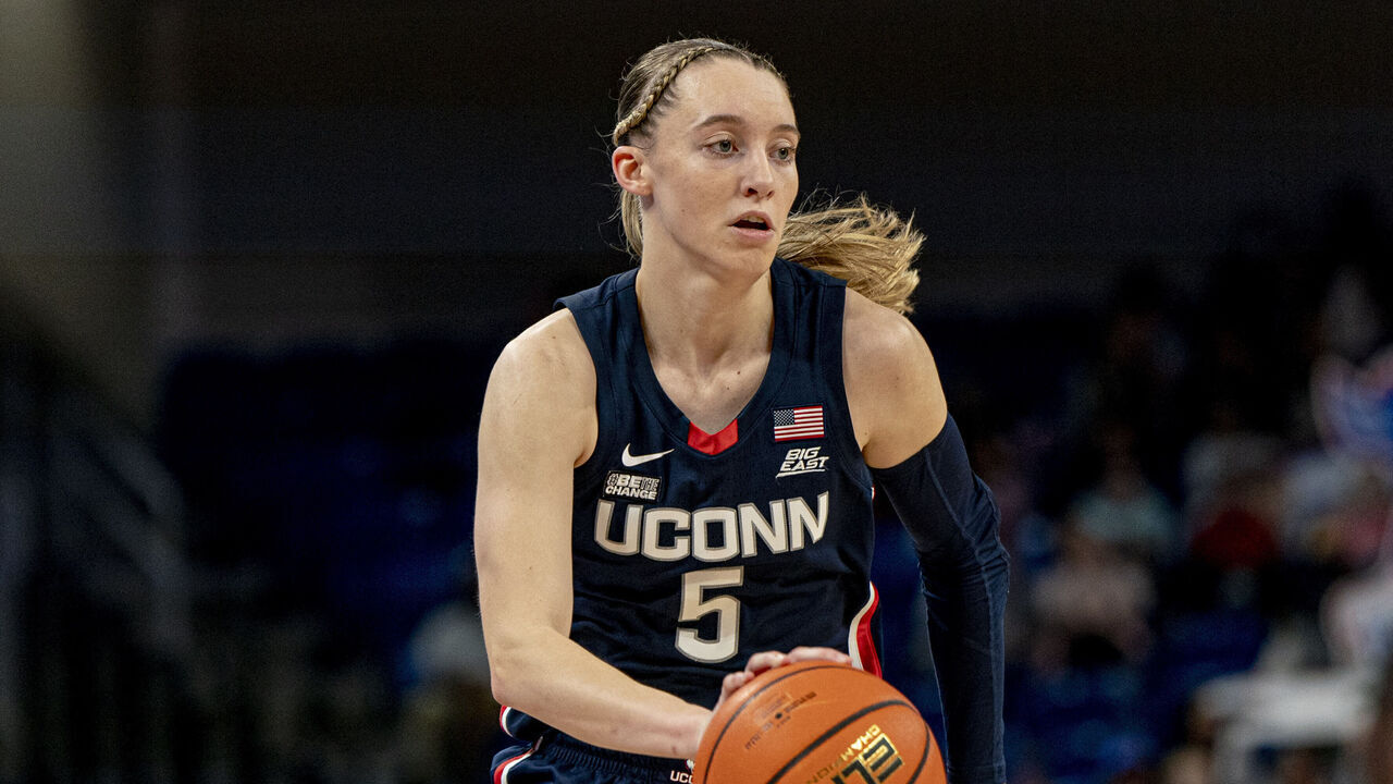 CHICAGO, IL - FEBRUARY 25: UConn Huskies guard Paige Bueckers (5) drives to the basket during the women's college basketball game between the UConn Huskies and the Depaul Blue Demons on February 25, 2024, at Wintrust Arena in Chicago, IL.