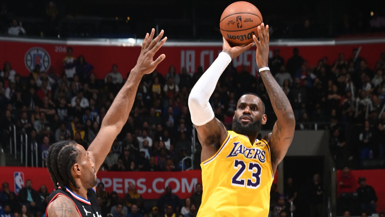 LOS ANGELES, CA - FEBRUARY 28: LeBron James #23 of the Los Angeles Lakers shoots the ball during the game against the LA Clippers on February 28, 2024 at Crypto.Com Arena in Los Angeles, California. NOTE TO USER: User expressly acknowledges and agrees that, by downloading and/or using this Photograph, user is consenting to the terms and conditions of the Getty Images License Agreement. Mandatory Copyright Notice: Copyright 2024 NBAE