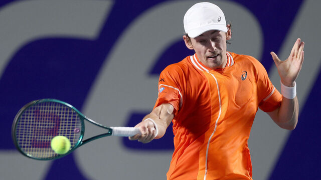 ACAPULCO, MEXICO - FEBRUARY 28: Alex De Minaur of Australia returns a shot to Sebastian Ofner of Austria during Day 3 of the Telcel ATP Mexican Open 2024 at Arena GNP Seguros on February 28, 2024 in Acapulco, Mexico.