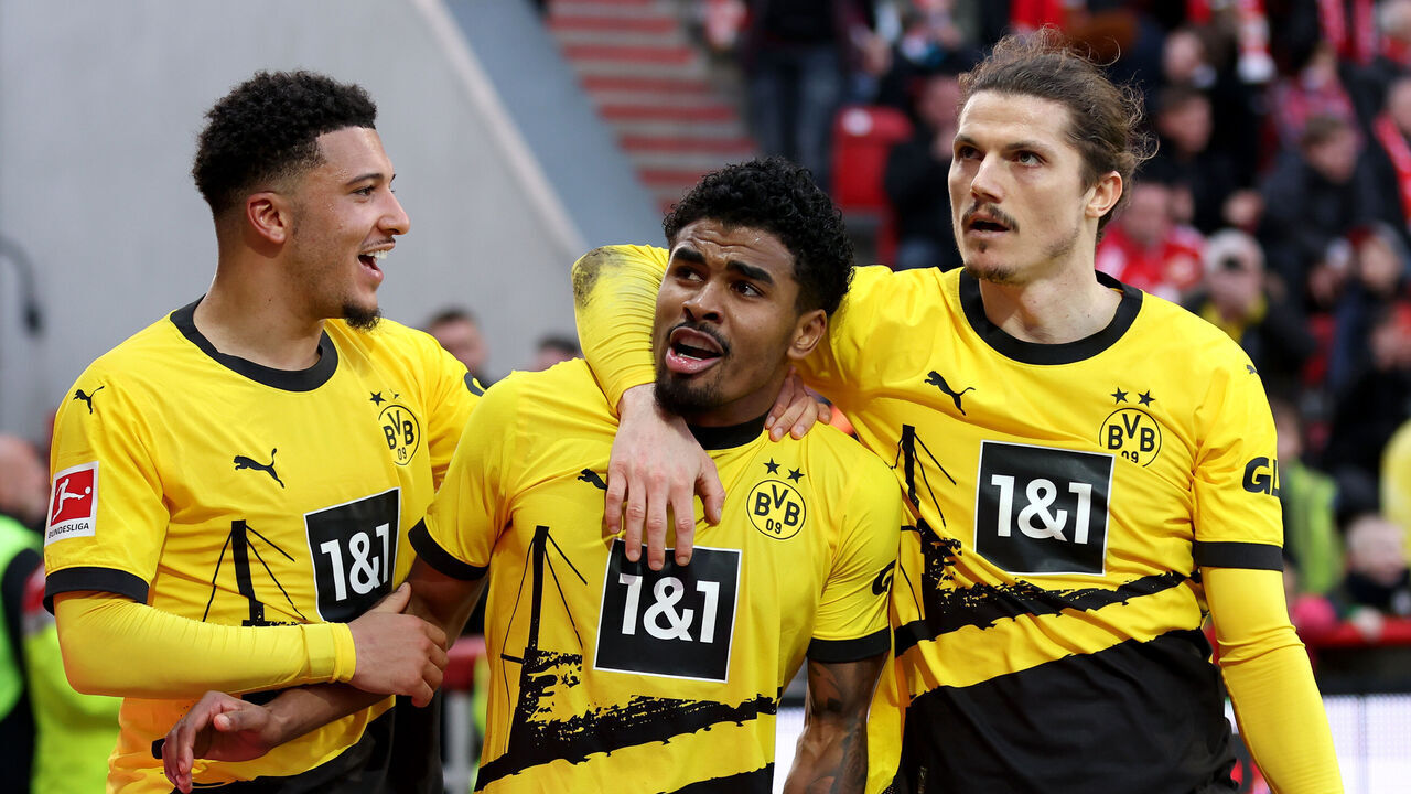 BERLIN, GERMANY - MARCH 02: Ian Maatsen of Borussia Dortmund celebrates scoring his team's second goal with teammates Jadon Sancho and Marcel Sabitzer during the Bundesliga match between 1. FC Union Berlin and Borussia Dortmund at An der Alten Foersterei on March 02, 2024 in Berlin, Germany.