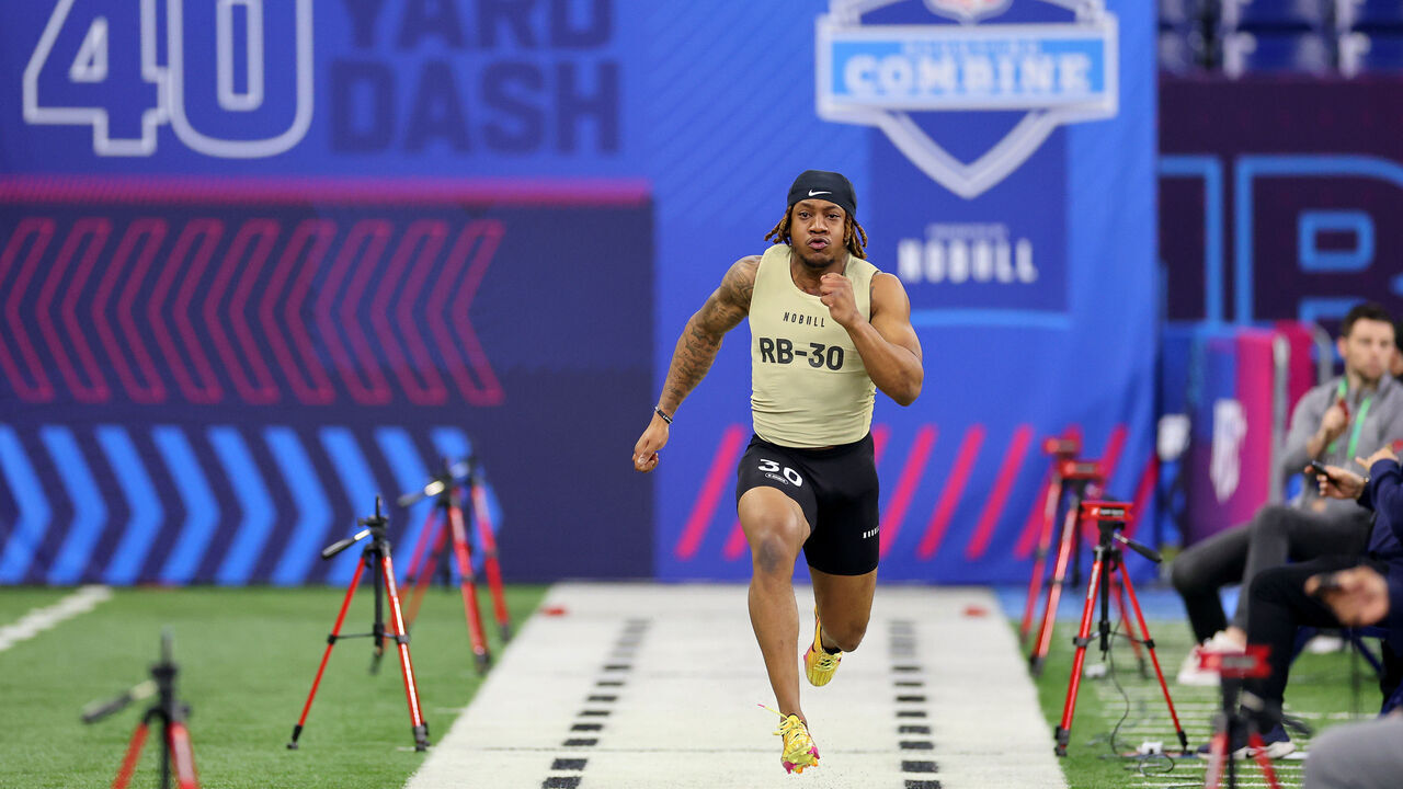INDIANAPOLIS, INDIANA - MARCH 02: Jaylen Wright #RB30 of Tennessee participates in the 40-yard dash during the NFL Combine at Lucas Oil Stadium on March 02, 2024 in Indianapolis, Indiana.