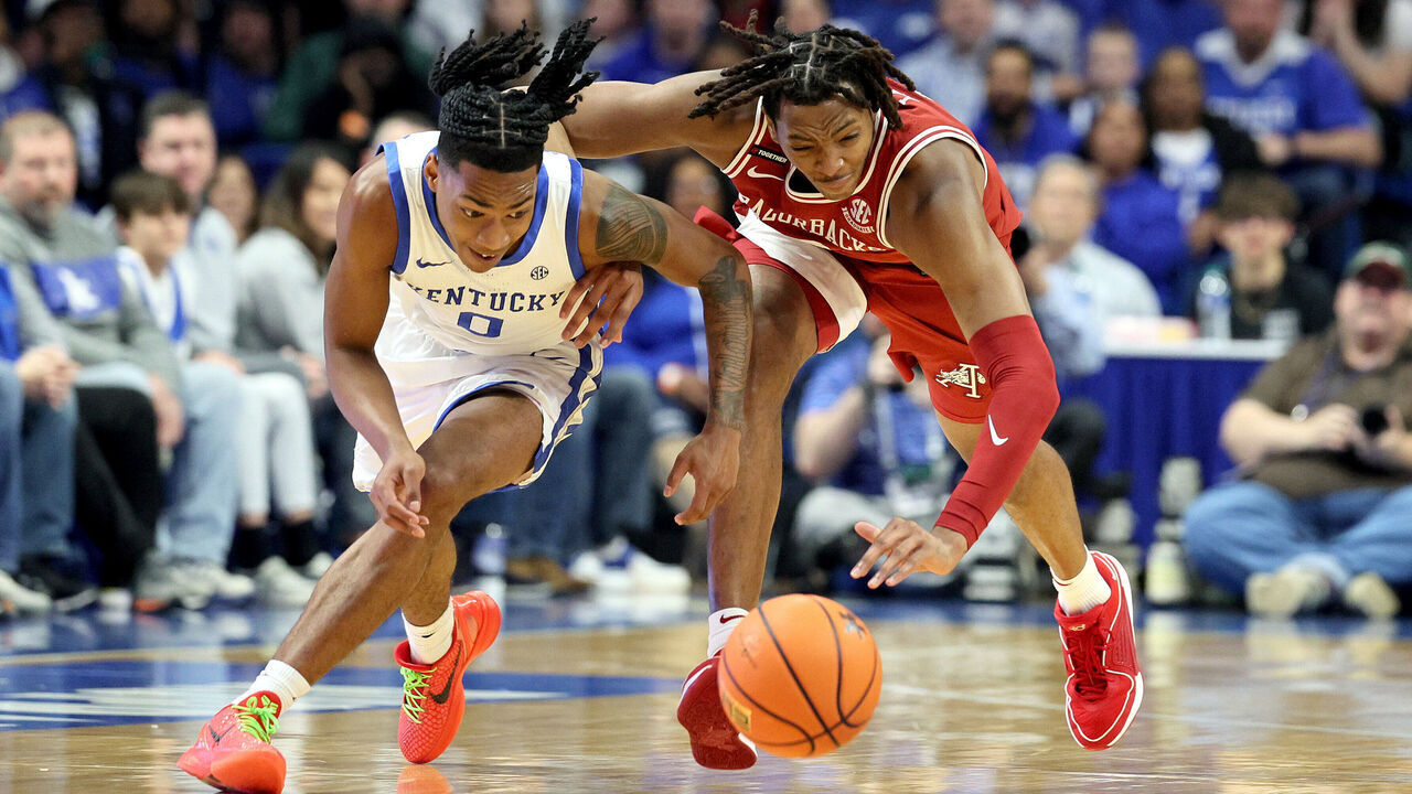 LEXINGTON, KENTUCKY - MARCH 02: Rob Dillingham #0 of the Kentucky Wildcats and Khalif Battle #0 of the Arkansas Razorbacks battle for a loose ball in the first half at Rupp Arena on March 02, 2024 in Lexington, Kentucky.
