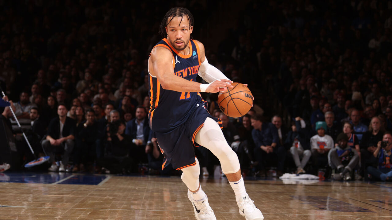 NEW YORK, NY - FEBRUARY 29: Jalen Brunson #11 of the New York Knicks drives to the basket during the game against the Golden State Warriors on February 29, 2024 at Madison Square Garden in New York City, New York. Mandatory Copyright Notice: Copyright 2024 NBAE