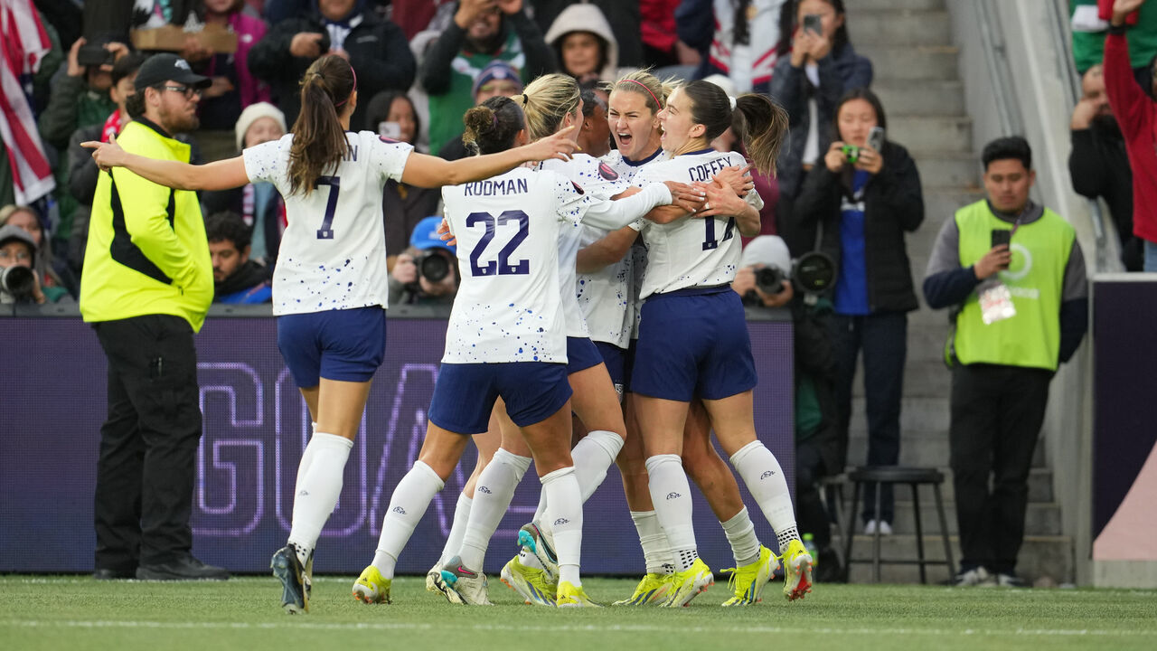 LOS ANGELES, CALIFORNIA - MARCH 03: Lindsey Horan #10 of the United States celebrates scoring with teammates during the first half against Colombia during the 2024 Concacaf W Gold Cup quarterfinal match at BMO Stadium on March 03, 2024 in Los Angeles, California.