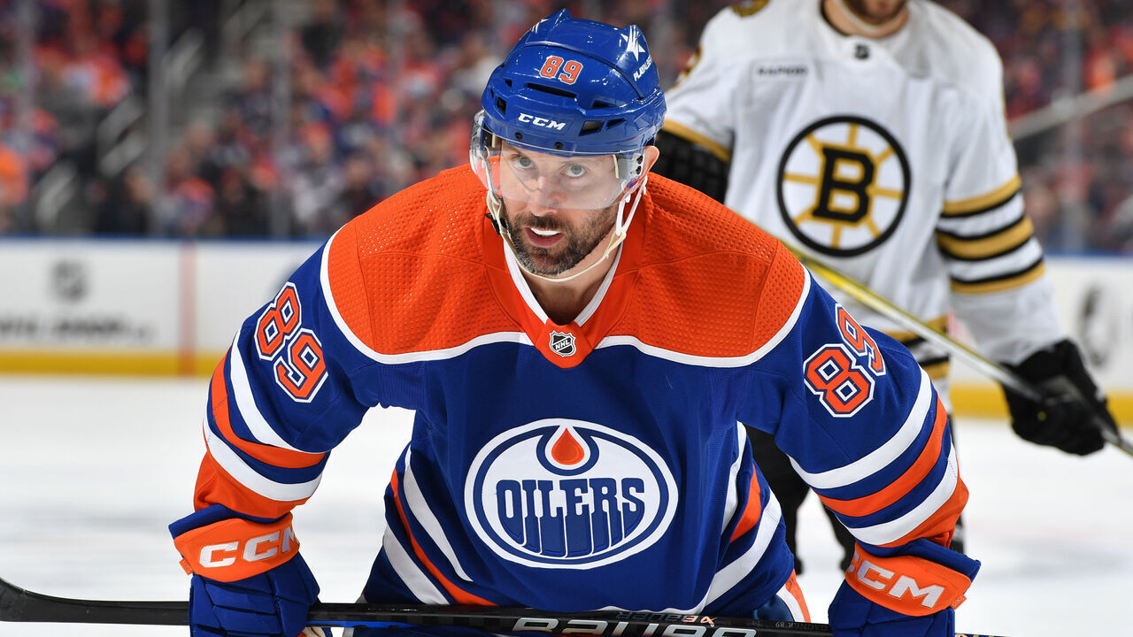 EDMONTON, CANADA - FEBRUARY 21: Sam Gagner #89 of the Edmonton Oilers lines up for a face-off during the game against the Boston Bruins at Rogers Place on February 21, 2024, in Edmonton, Alberta, Canada.