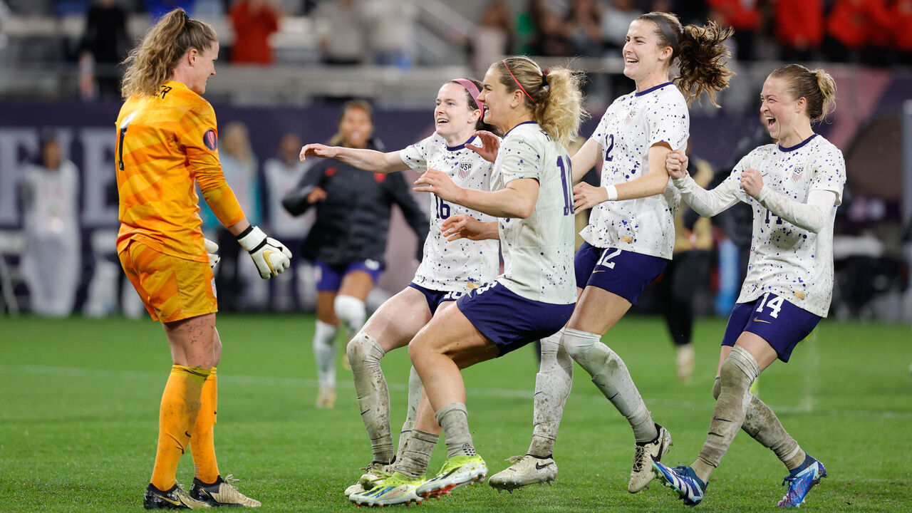 SAN DIEGO, CALIFORNIA - MARCH 06: Alyssa Naeher #1 of the United States is swarmed by teammates as they celebrate defeating Canada during the 2024 Concacaf W Gold Cup semifinals at Snapdragon Stadium on March 06, 2024 in San Diego, California.