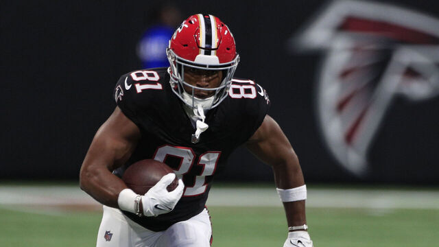 ATLANTA, GA - SEPTEMBER 17: Atlanta Falcons tight end Jonnu Smith #81 runs the football after a catch during the NFL game between the Green Bay Packers and the Atlanta Falcons on September 17, 2023 at Mercedes-Benz Stadium in Atlanta, GA.