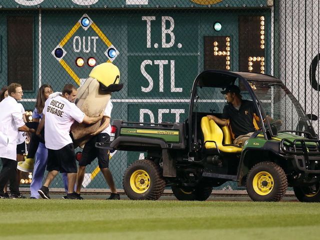 VIDEO: Pirates racing pierogi mascot breaks foot