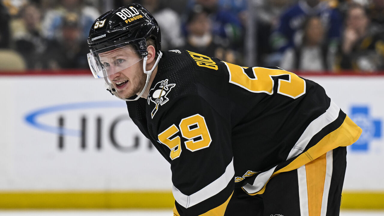 PITTSBURGH, PA - JANUARY 11: Pittsburgh Penguins left wing Jake Guentzel (59) smiles before the face-off during the second period in the NHL game between the Pittsburgh Penguins and the Vancouver Canucks on January 11, 2024, at PPG Paints Arena in Pittsburgh, PA.