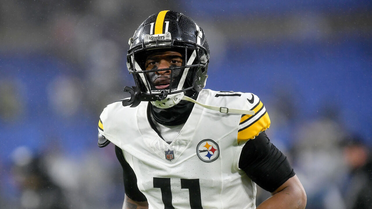 BALTIMORE, MD - JANUARY 06: Steelers wide receiver Allen Robinson II (11) runs off the field during the Pittsburgh Steelers versus Baltimore Ravens NFL game at M&T Bank Stadium on January 6, 2024 in Baltimore, MD.