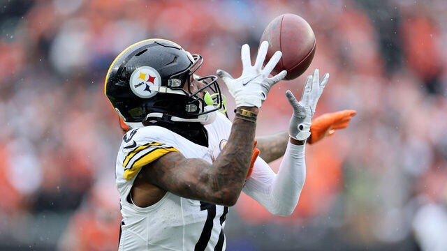 CINCINNATI, OHIO - NOVEMBER 26: Diontae Johnson #18 of the Pittsburgh Steelers catches a pass during the game against the Cincinnati Bengals at Paycor Stadium on November 26, 2023 in Cincinnati, Ohio.