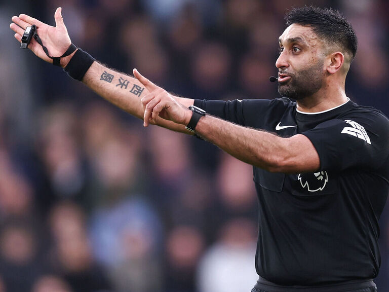 Referee makes history as Luton snatch 96th-minute equalizer vs. Palace Referee makes history as Luton snatch 96th-minute equalizer vs. Palace