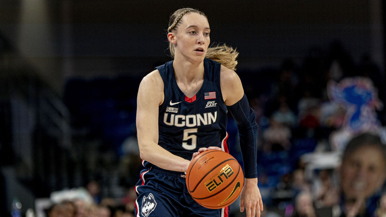CHICAGO, IL - FEBRUARY 25: UConn Huskies guard Paige Bueckers (5) drives to the basket during the women's college basketball game between the UConn Huskies and the Depaul Blue Demons on February 25, 2024, at Wintrust Arena in Chicago, IL.