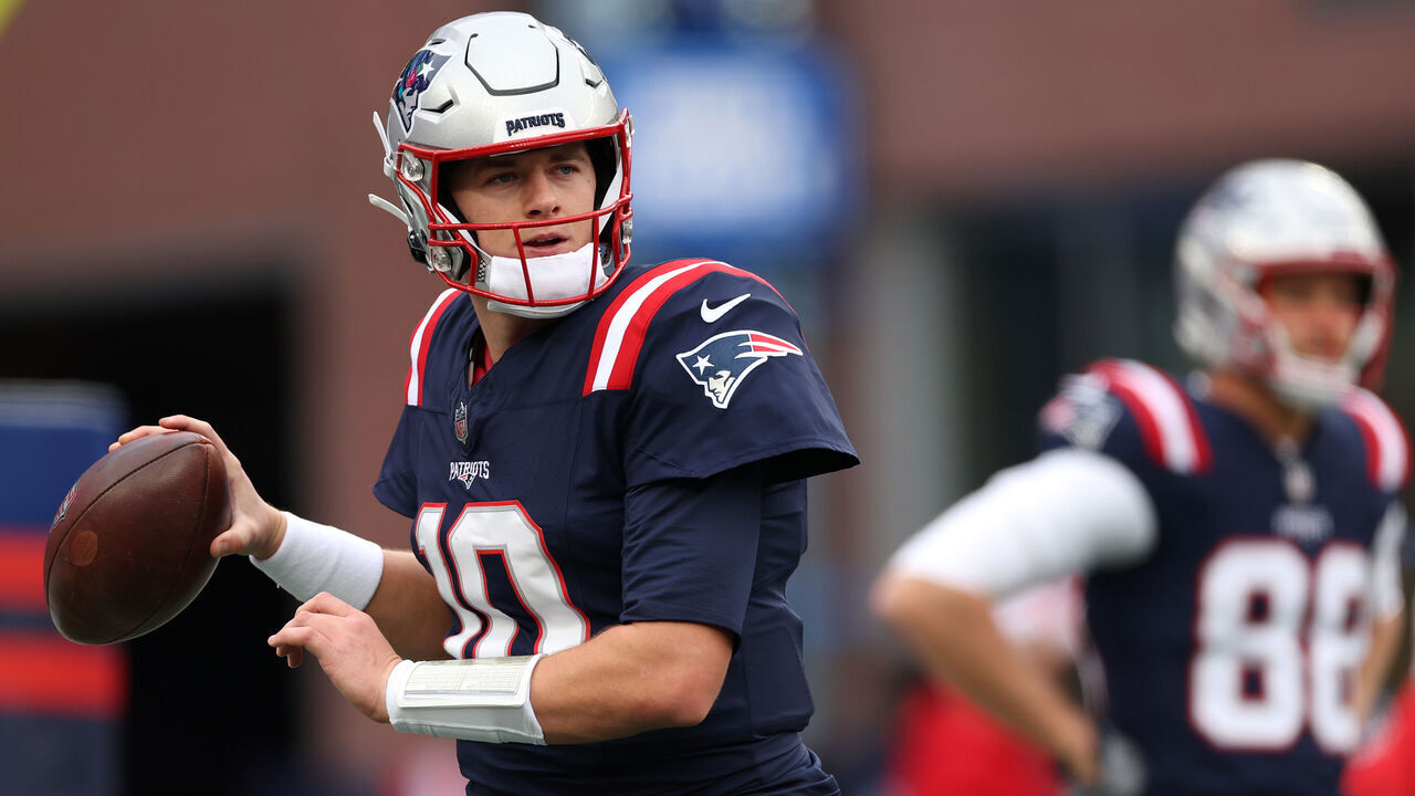 FOXBOROUGH, MASSACHUSETTS - DECEMBER 17: Mac Jones #10 of the New England Patriots warms up before the game against the Kansas City Chiefs at Gillette Stadium on December 17, 2023 in Foxborough, Massachusetts.