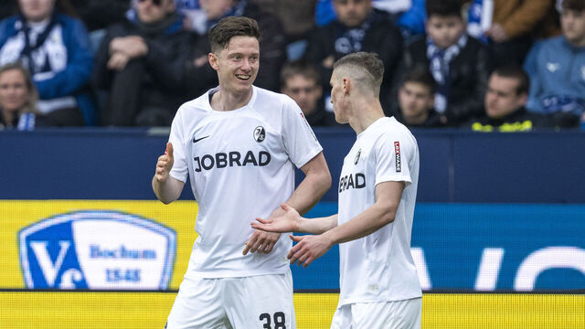 10 March 2024, North Rhine-Westphalia, Bochum: Soccer: Bundesliga, VfL Bochum - SC Freiburg, Matchday 25, Vonovia Ruhrstadion: Freiburg's Michael Gregoritsch celebrates with Freiburg's Roland Sallai after his goal to make it 2-0. Photo: David Inderlied/dpa - IMPORTANT NOTE: In accordance with the regulations of the DFL German Football League and the DFB German Football Association, it is prohibited to utilize or have utilized photographs taken in the stadium and/or of the match in the form of sequential images and/or video-like photo series.