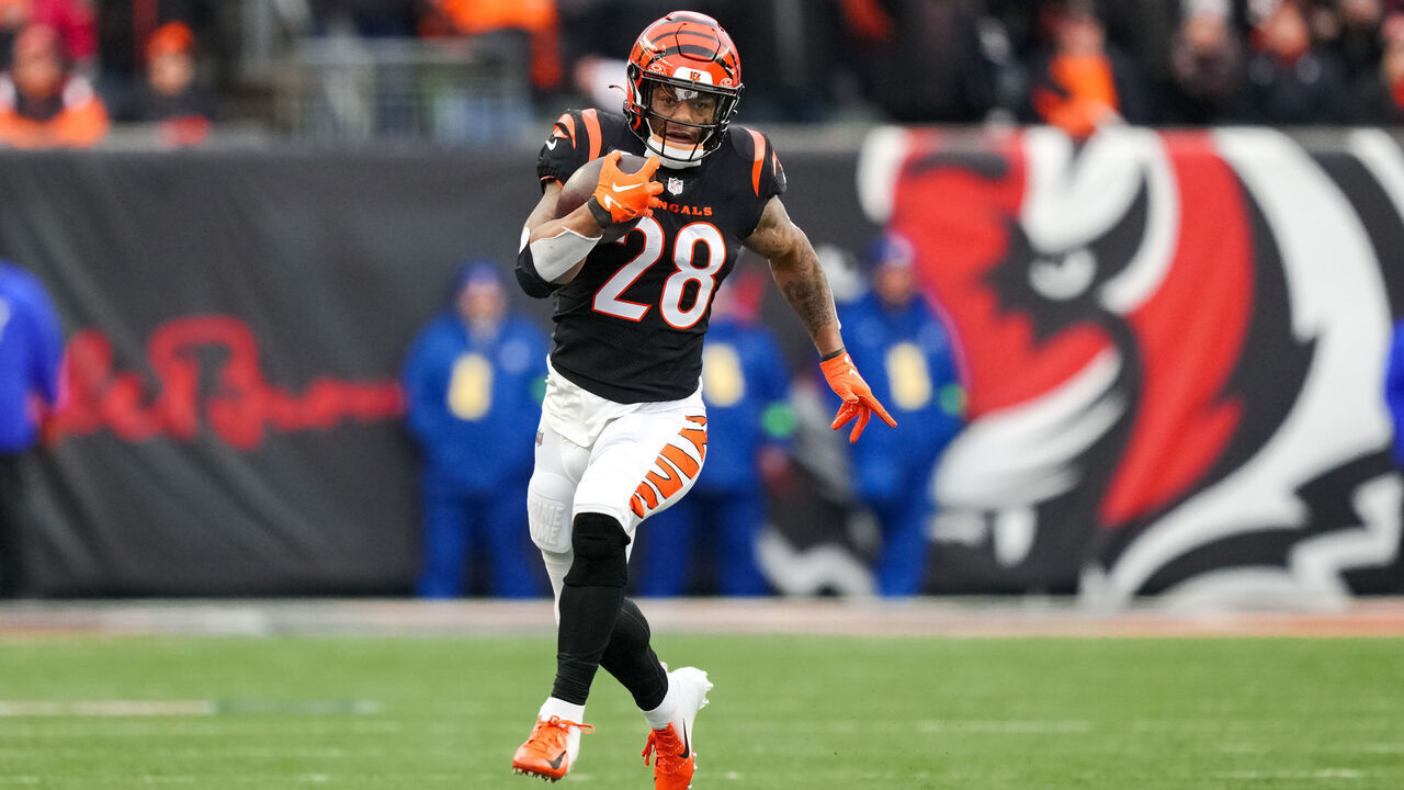 CINCINNATI, OHIO - JANUARY 07: Joe Mixon #28 of the Cincinnati Bengals runs with the ball in the first quarter against the Cleveland Browns at Paycor Stadium on January 07, 2024 in Cincinnati, Ohio.