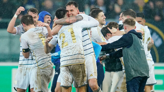 12 March 2024, Saarland, Saarbrücken: Soccer: DFB Cup, 1. FC Saarbrücken - Borussia Mönchengladbach, quarter-final, Ludwigspark Stadium. The Saarbrücken team celebrate their victory. IMPORTANT NOTE: In accordance with the regulations of the DFL German Football League and the DFB German Football Association, it is prohibited to use or have used photographs taken in the stadium and/or of the match in the form of sequential images and/or video-like photo series. Photo: Uwe Anspach/dpa