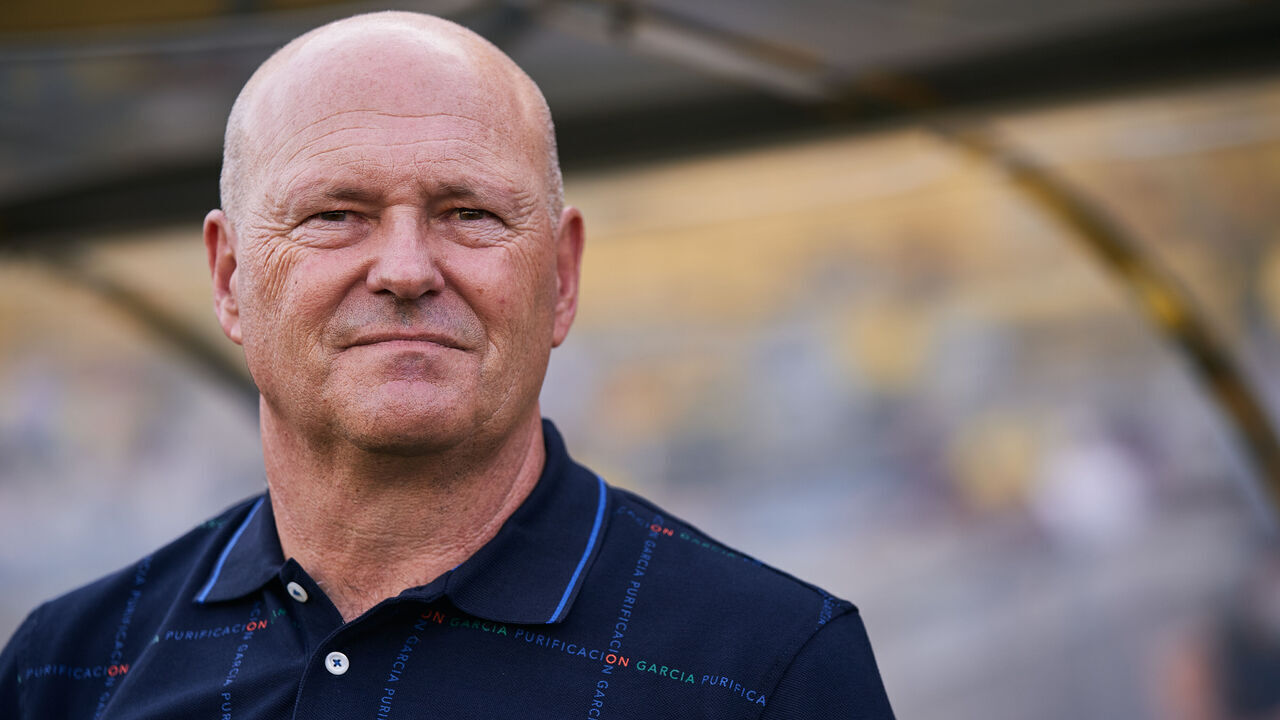 LAS PALMAS DE GRAN CANARIA, SPAIN - SEPTEMBER 11: Pepe Mel, head coach of UD Las Palmas looks on during the LaLiga Smartbank match between UD Las Palmas and UD Ibiza