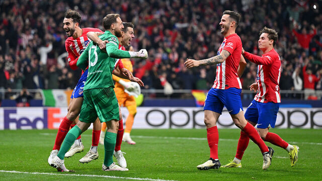 MADRID, SPAIN - MARCH 13: Jan Oblak and Cesar Azpilicueta of Atletico Madrid celebrate with teammates following the team's victory in the penalty shoot out during the UEFA Champions League 2023/24 round of 16 second leg match between Atlético Madrid and FC Internazionale at Civitas Metropolitano Stadium on March 13, 2024 in Madrid, Spain.