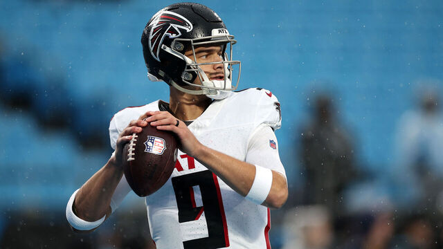 CHARLOTTE, NORTH CAROLINA - DECEMBER 17: Desmond Ridder #9 of the Atlanta Falcons warms up before the game against the Carolina Panthers at Bank of America Stadium on December 17, 2023 in Charlotte, North Carolina.