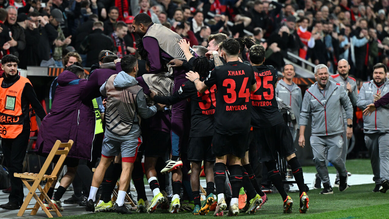 14 March 2024, North Rhine-Westphalia, Leverkusen: Soccer: Europa League, Bayer Leverkusen - FK Karabakh Agdam, knockout round, round of 16, second leg in the BayArena, Leverkusen's players cheer with the fans after the match. Photo: Federico Gambarini/dpa