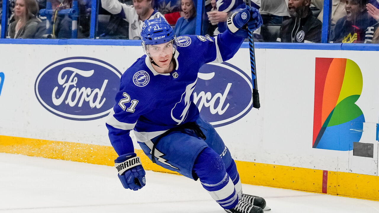 TAMPA, FL - MARCH 14: Tampa Bay Lightning center Brayden Point (21) shoots and scores Tampa Bay Lightning first goal during the NHL Hockey match between the Tampa Bay Lightning and New York Rangers on March 14, 2024 at Amalie Arena in Tampa, FL.