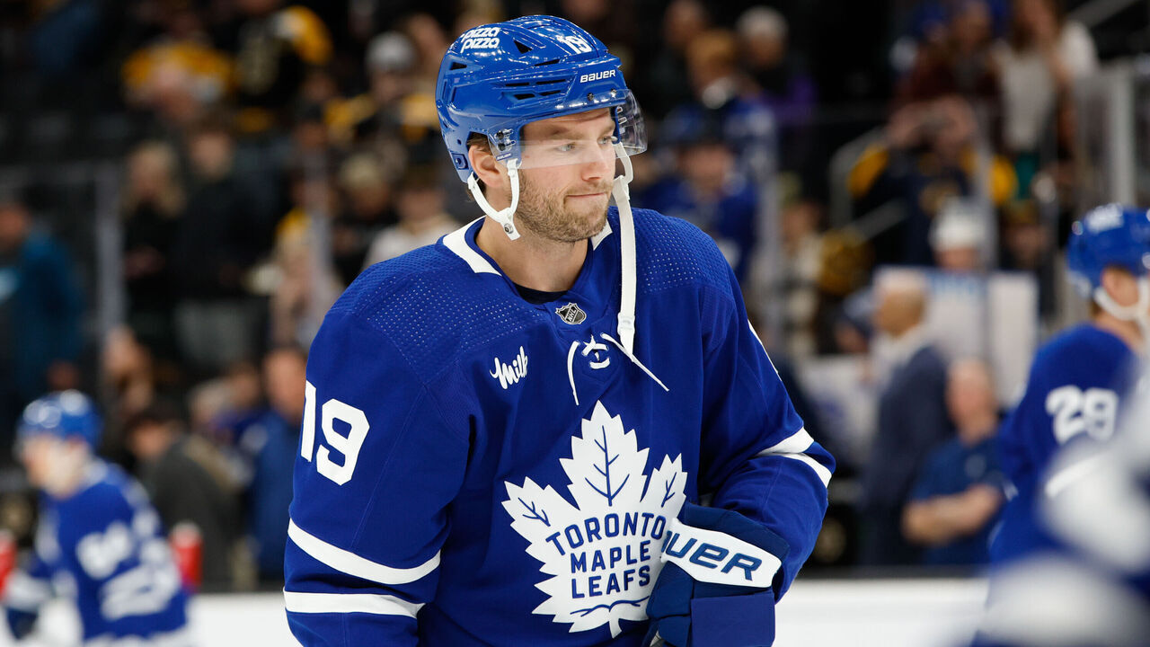 BOSTON, MASSACHUSETTS - MARCH 7: Calle Jarnkrok #19 of the Toronto Maple Leafs warms up before a game against the Boston Bruins at the TD Garden on March 7, 2024 in Boston, Massachusetts. The Bruins won 4-1.