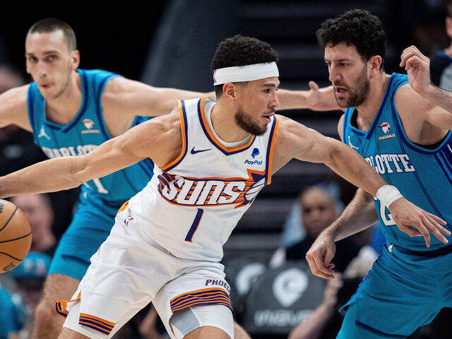 Booker leads balanced attack as Suns hold off Hornets | theScore.com