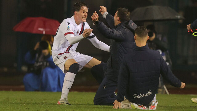 EMPOLI, ITALY - MARCH 15: Giovanni Fabbian of Bologna FC and Thiago Motta manager of Bologna FC celebrates after scoring a goal during the Serie A TIM match between Empoli FC and Bologna FC at Stadio Carlo Castellani on March 15, 2024 in Empoli, Italy.