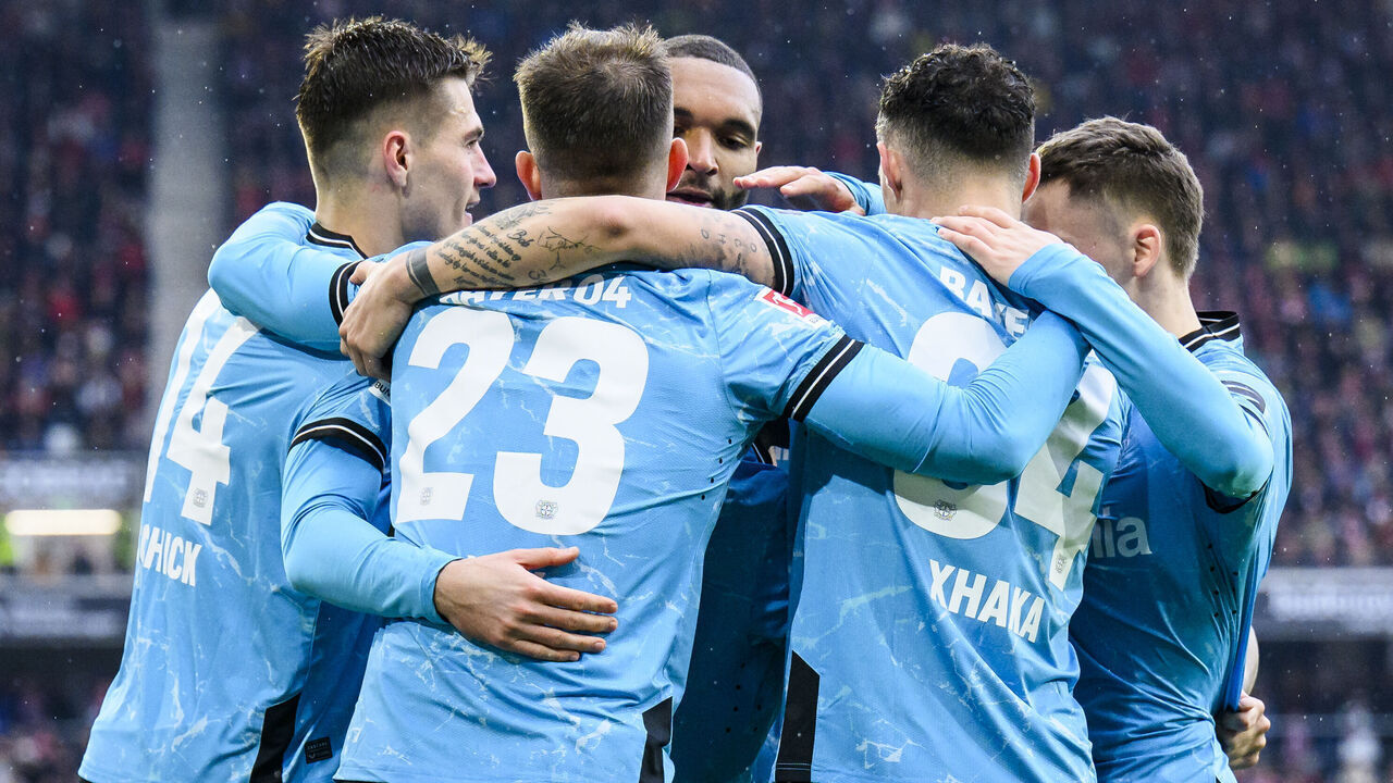 17 March 2024, Baden-Württemberg, Freiburg im Breisgau: Soccer: Bundesliga, SC Freiburg - Bayer Leverkusen, Matchday 26, Europa-Park Stadium. Leverkusen's Patrik Schick (hidden) celebrates with the team after his goal to make it 1:3. Photo: Tom Weller/dpa - IMPORTANT NOTE: In accordance with the regulations of the DFL German Football League and the DFB German Football Association, it is prohibited to utilize or have utilized photographs taken in the stadium and/or of the match in the form of sequential images and/or video-like photo series.