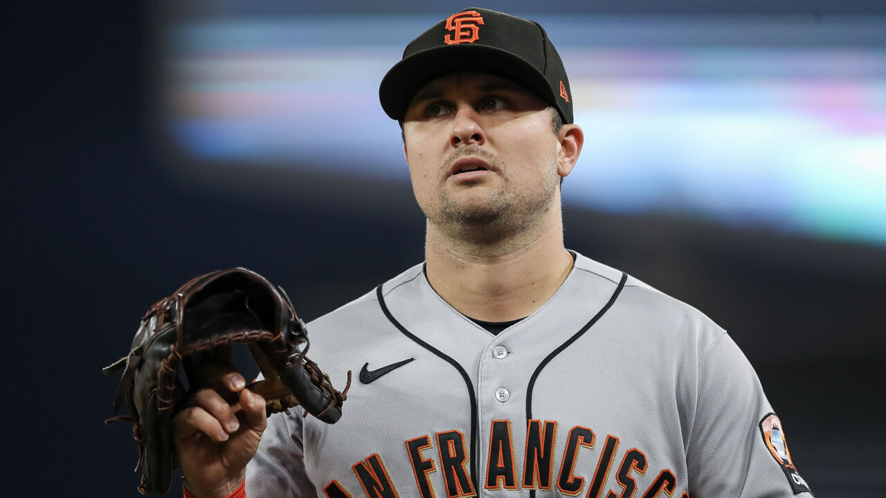 LOS ANGELES, CALIFORNIA - SEPTEMBER 22: J.D. Davis #7 of the San Francisco Giants warms up before the game against the Los Angeles Dodgers at Dodger Stadium on September 22, 2023 in Los Angeles, California.